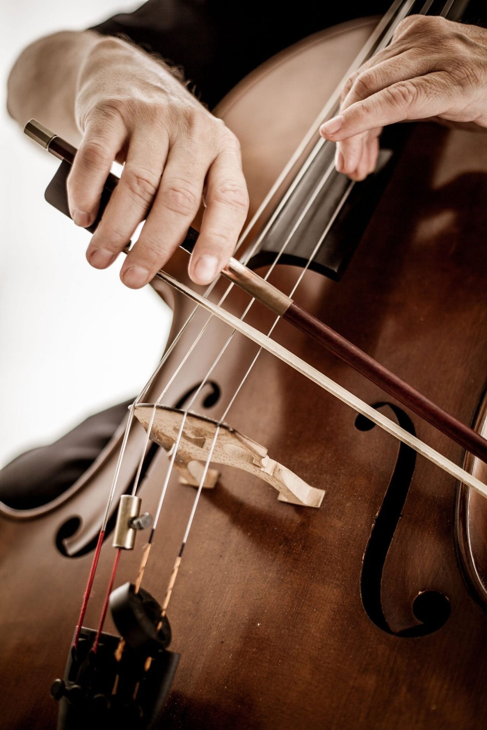 Patricio Villarejo tocando el violonchelo