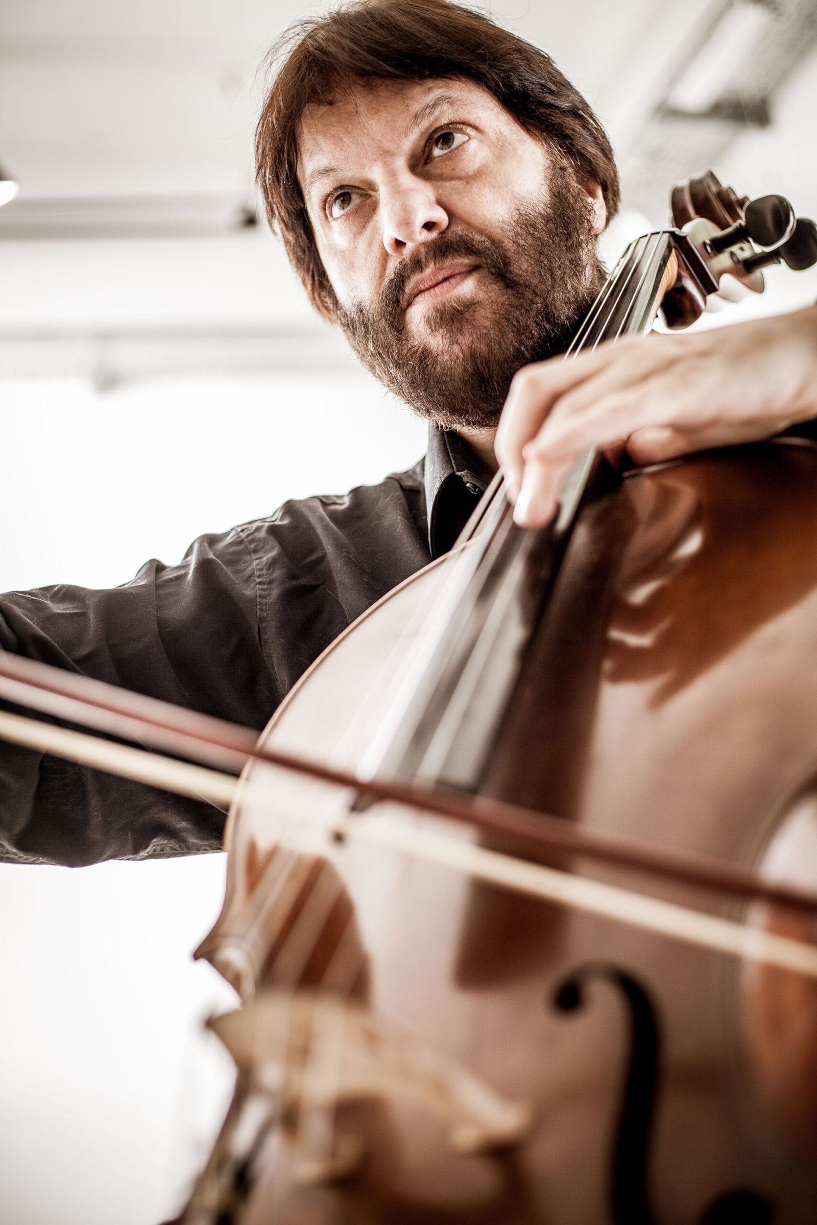 Patricio Villarejo tocando el violonchelo